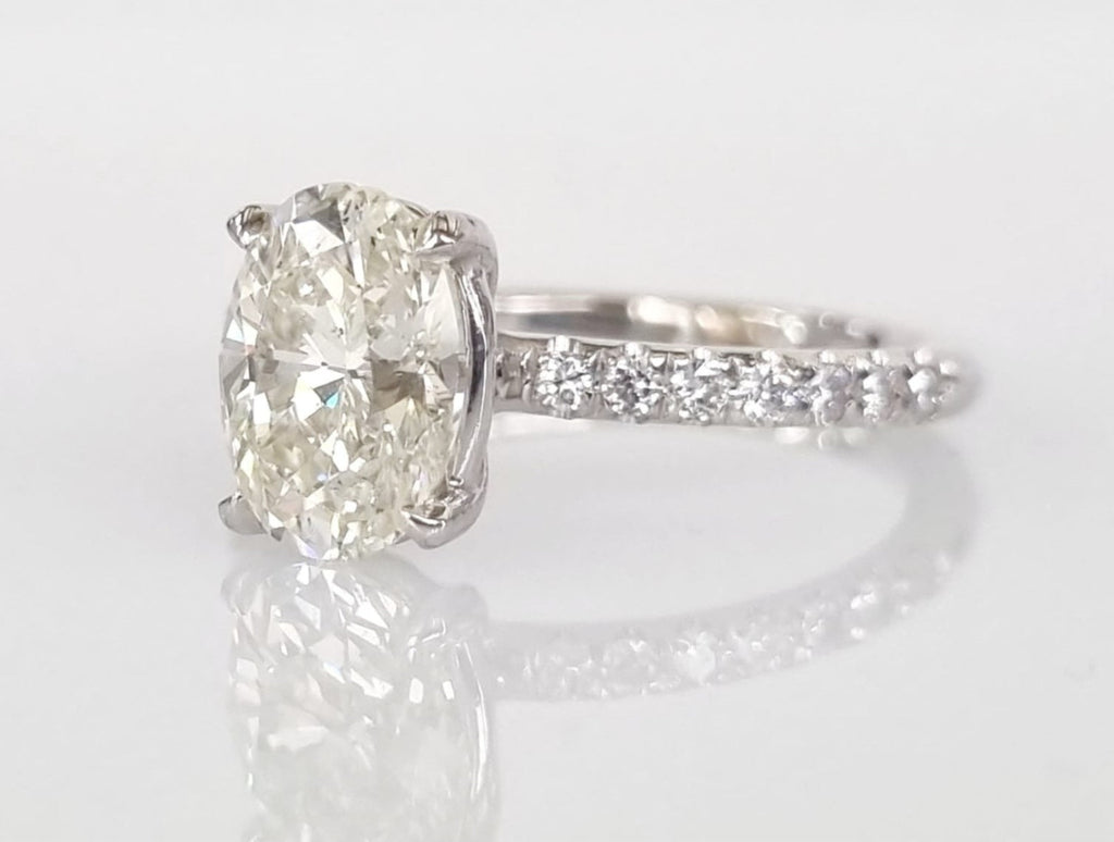 Anello solitario in oro bianco e diamanti naturali ovale 1.99 ct