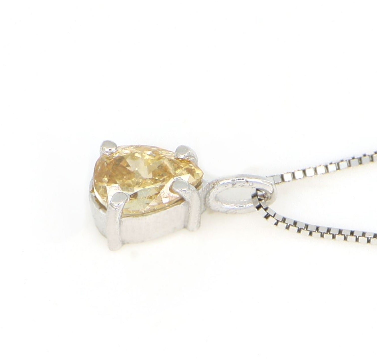 Ciondolo punto luce con diamante naturale taglio pera certificato GIA 0.67 ct