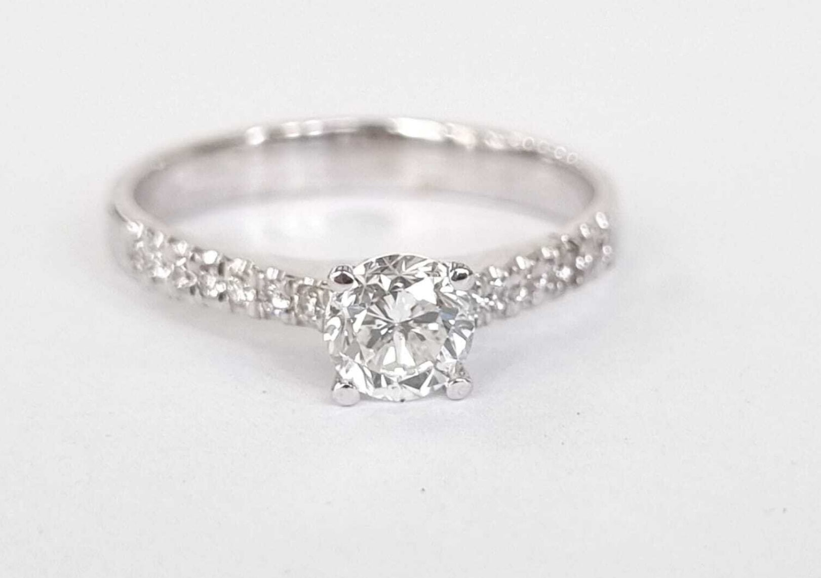 Anello fidanzamento in oro bianco 18k e diamanti naturali certificato igi 0.54ct