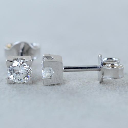 orecchini punto luce quadrato in oro bianco 18k e 2 diamanti naturali 0,90 ct