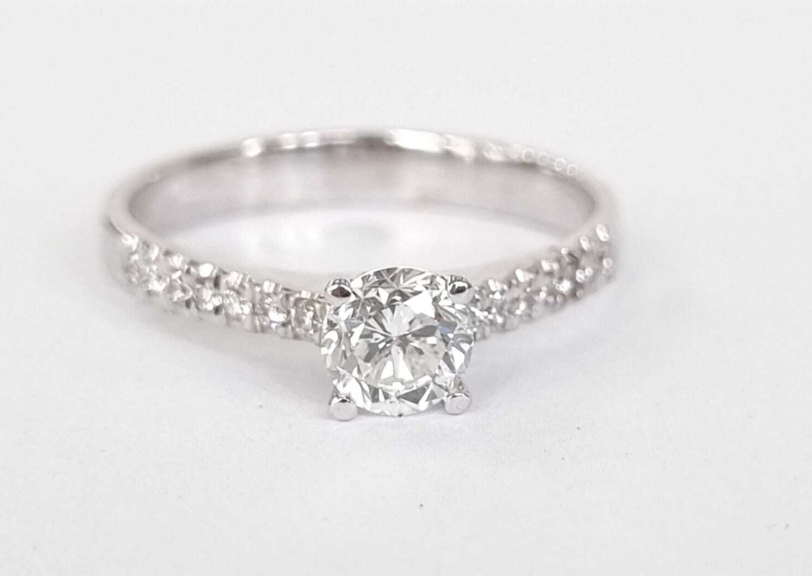 Anello fidanzamento in oro bianco 18k e diamanti naturali certificato igi 0.69ct