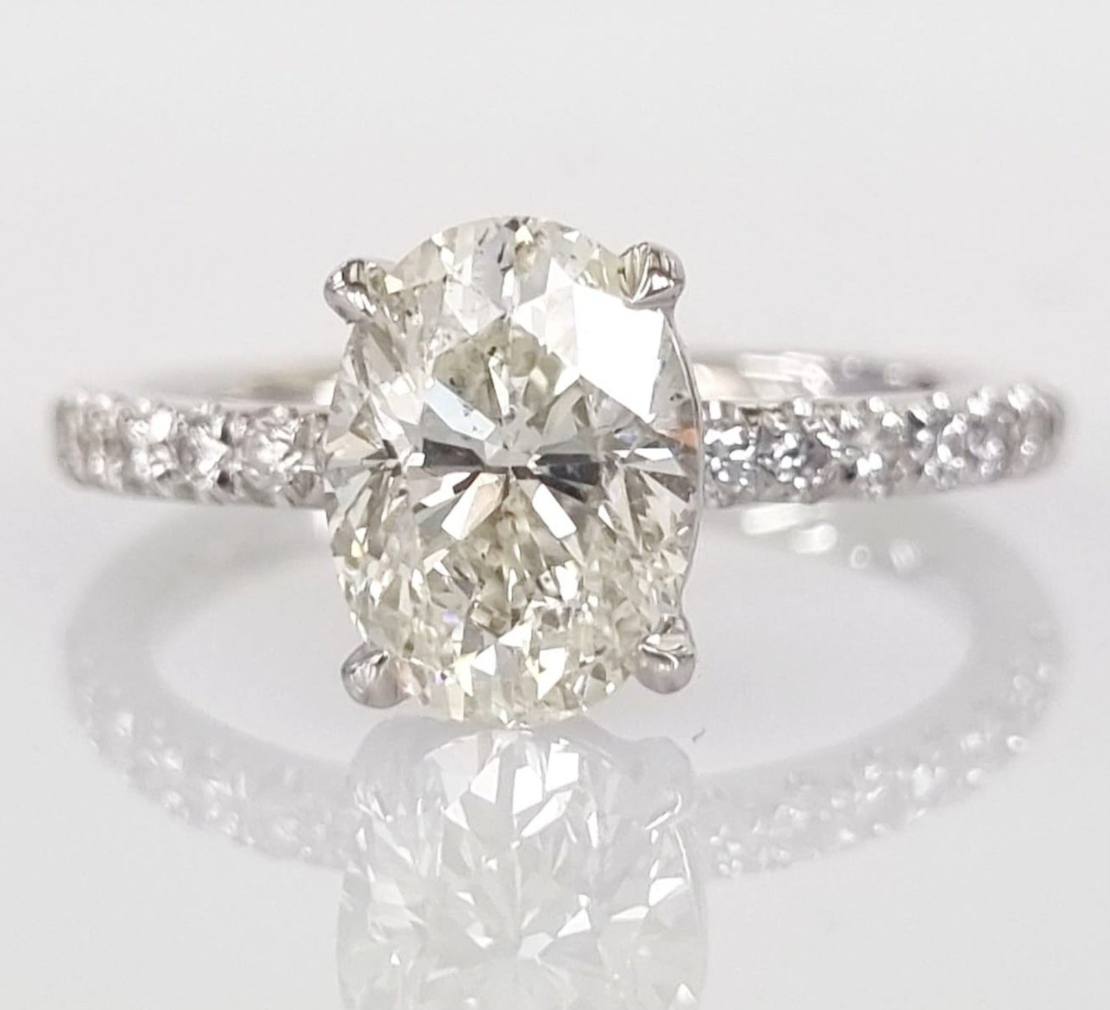 Anello solitario in oro bianco e diamanti naturali ovale 1.99 ct