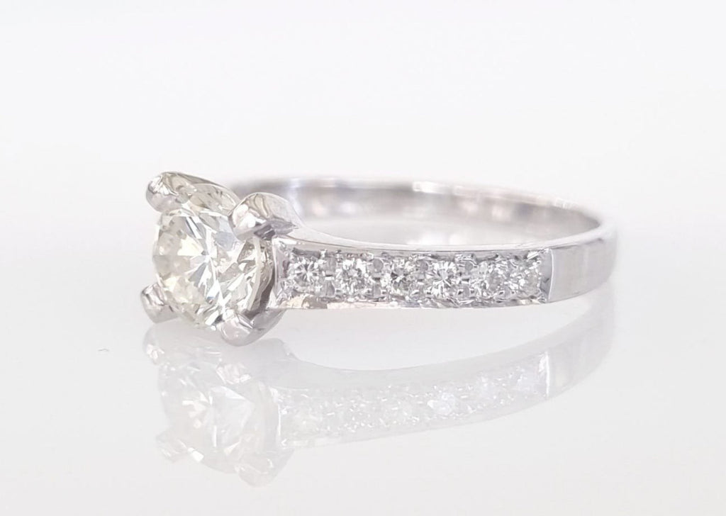 Anello fidanzamento in oro bianco 18k e diamanti naturali certificato igi 0.90ct