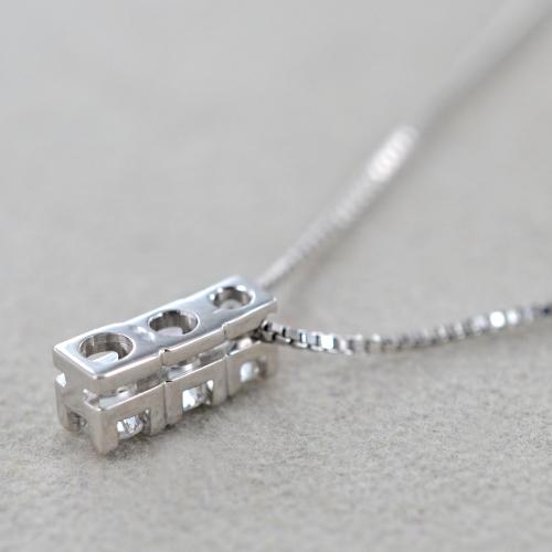 Collana con pendente Trilogy piccolo a scalare con diamanti carati 0.30 ct