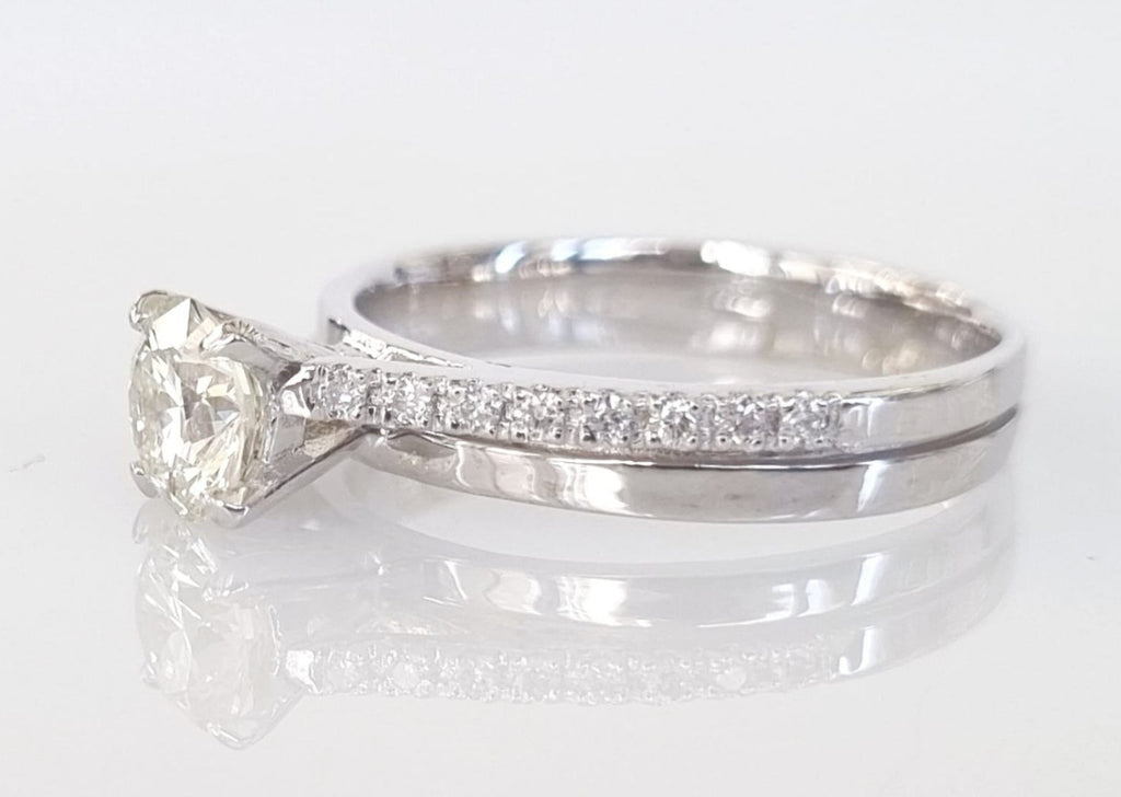 Anello solitario in oro bianco 18k e diamanti naturali 0.83ct