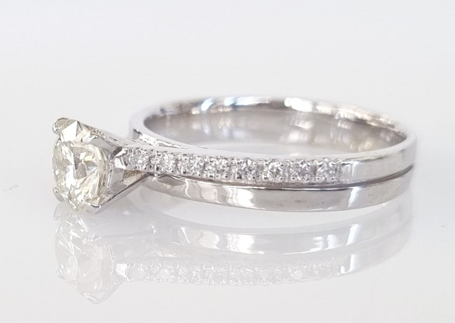 Anello solitario in oro bianco 18k e diamanti naturali 0.83ct