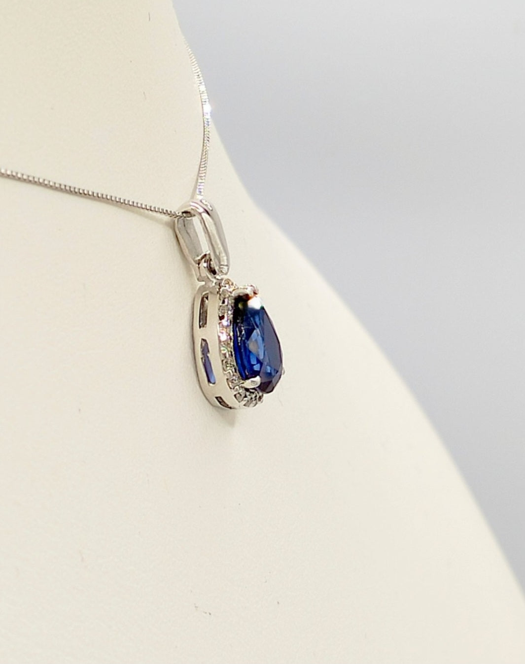 Collana in oro bianco 18k e diamanti naturali e zaffiro naturale 1.98 ct