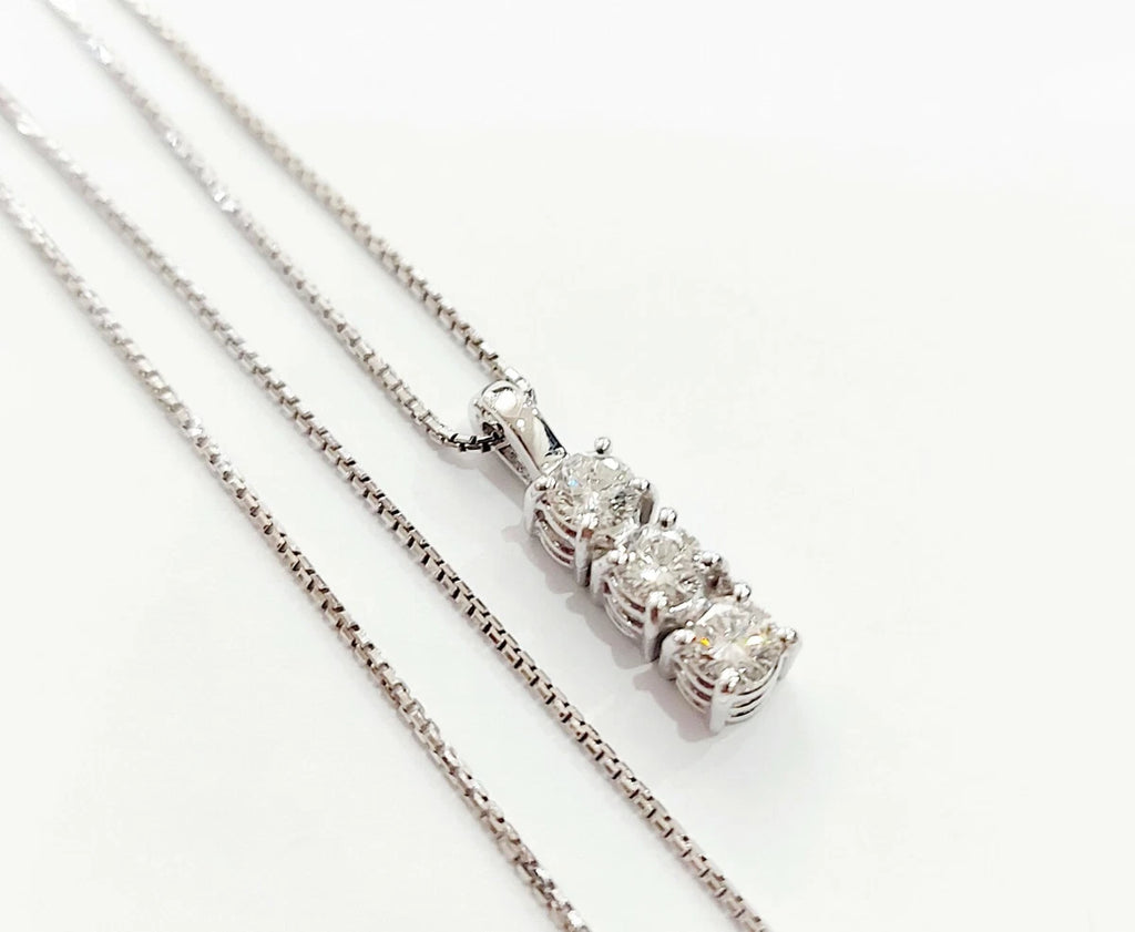Collana con pendente trilogy con 0.60ct Diamanti Naturali  in oro bianco 18kt
