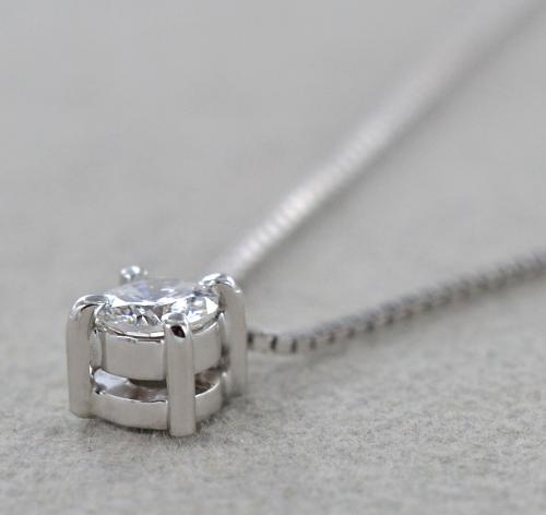 ciondolo punto luce certificato HRD in oro bianco diamante naturale  0,31 ct