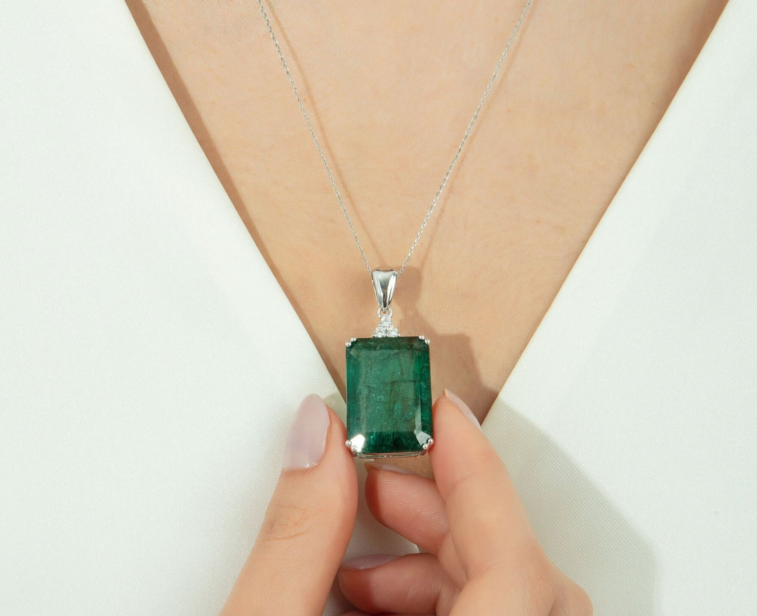 Collana in oro bianco 18k con smeraldo naturale colombiano 10.20ct