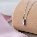 Collana con pendente Trilogy piccolo a scalare con diamanti carati 0.30 ct