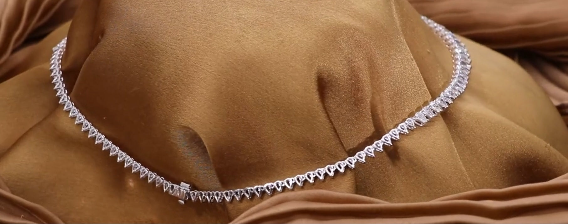 Collana tennis in oro bianco 18k e diamanti naturali 42ct