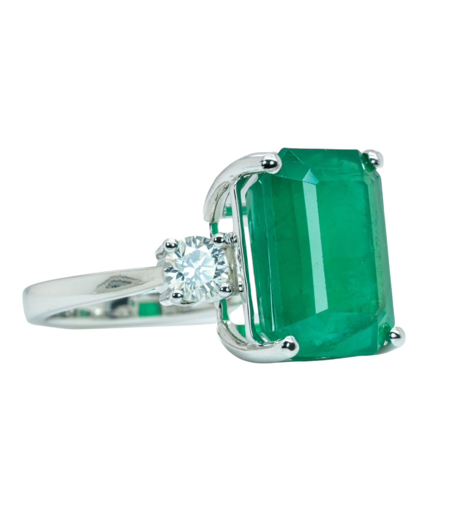 Anello trology in oro bianco e smeraldo 8.60 ct  e diamanti naturali 0.70ct