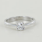 Anello solitario in oro bianco 18k e diamante naturale centrale 0,40 ct
