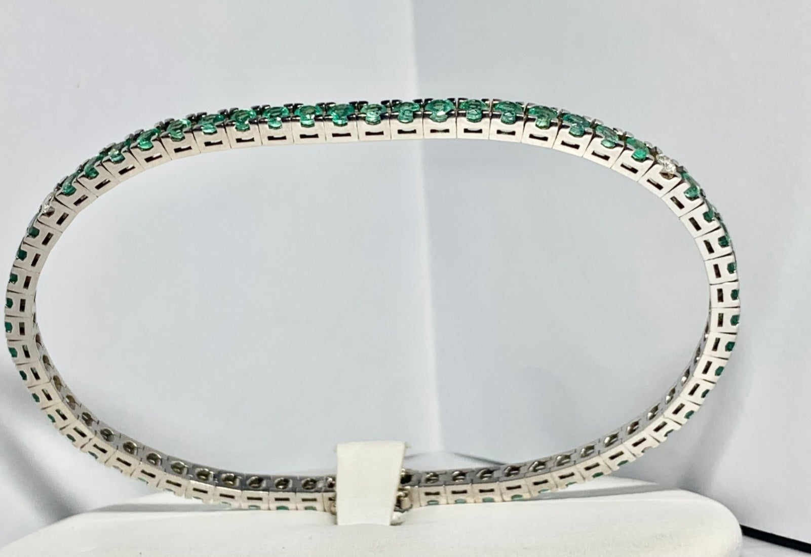 Bracciale tennis - 18 carati Oro bianco - 6.38ct. tw. Smeraldo - Diamante