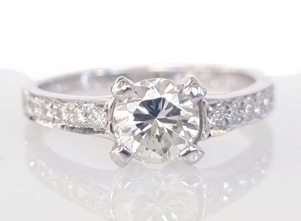 Anello fidanzamento in oro bianco 18k e diamanti naturali certificato igi 0.90ct