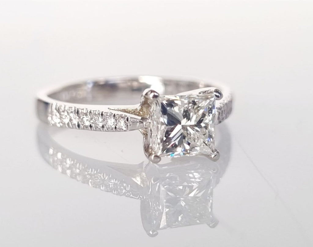 Anello fidanzamento in oro bianco 18k e diamanti naturali certificato igi 1.25ct