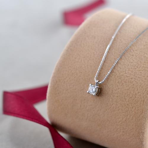 ciondolo punto luce con diamante naturale 0,50 ct