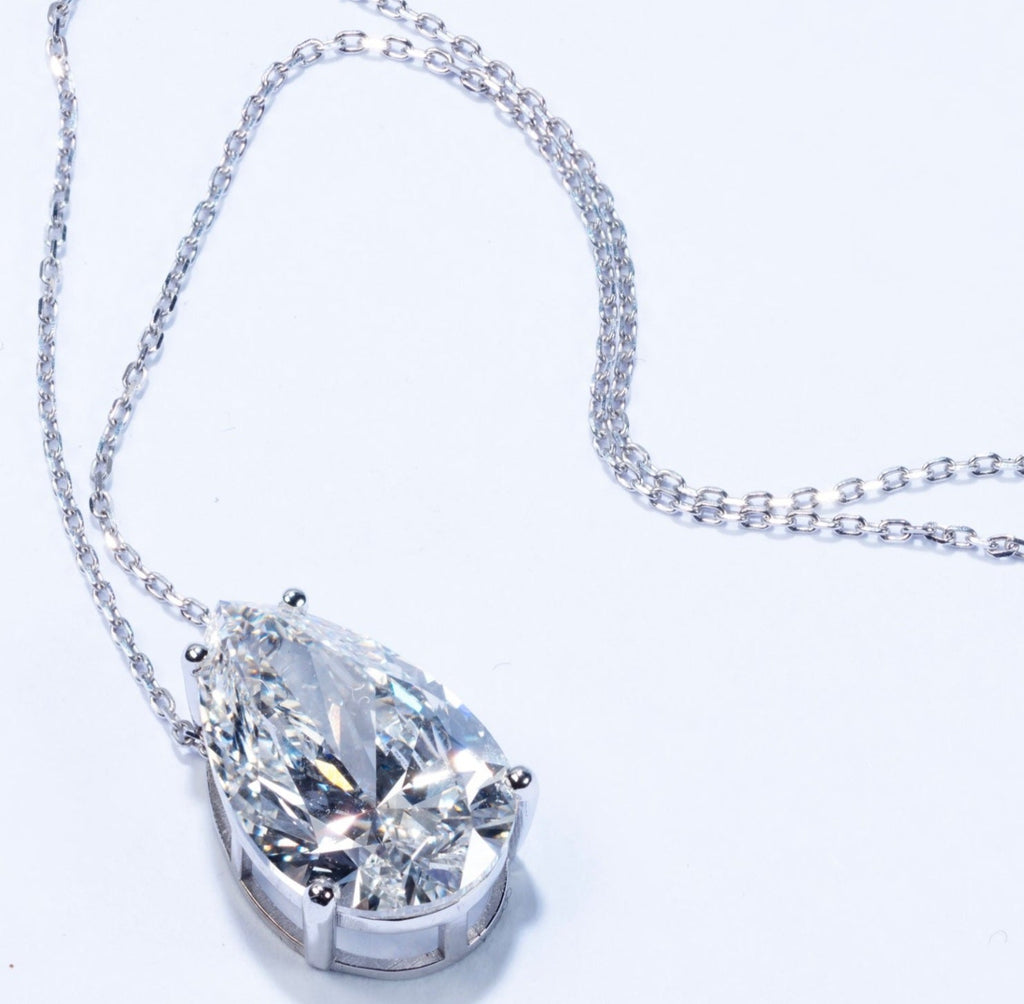 Collana  in oro 18k e diamante naturale pera certificato IGI 0.50ct D IF