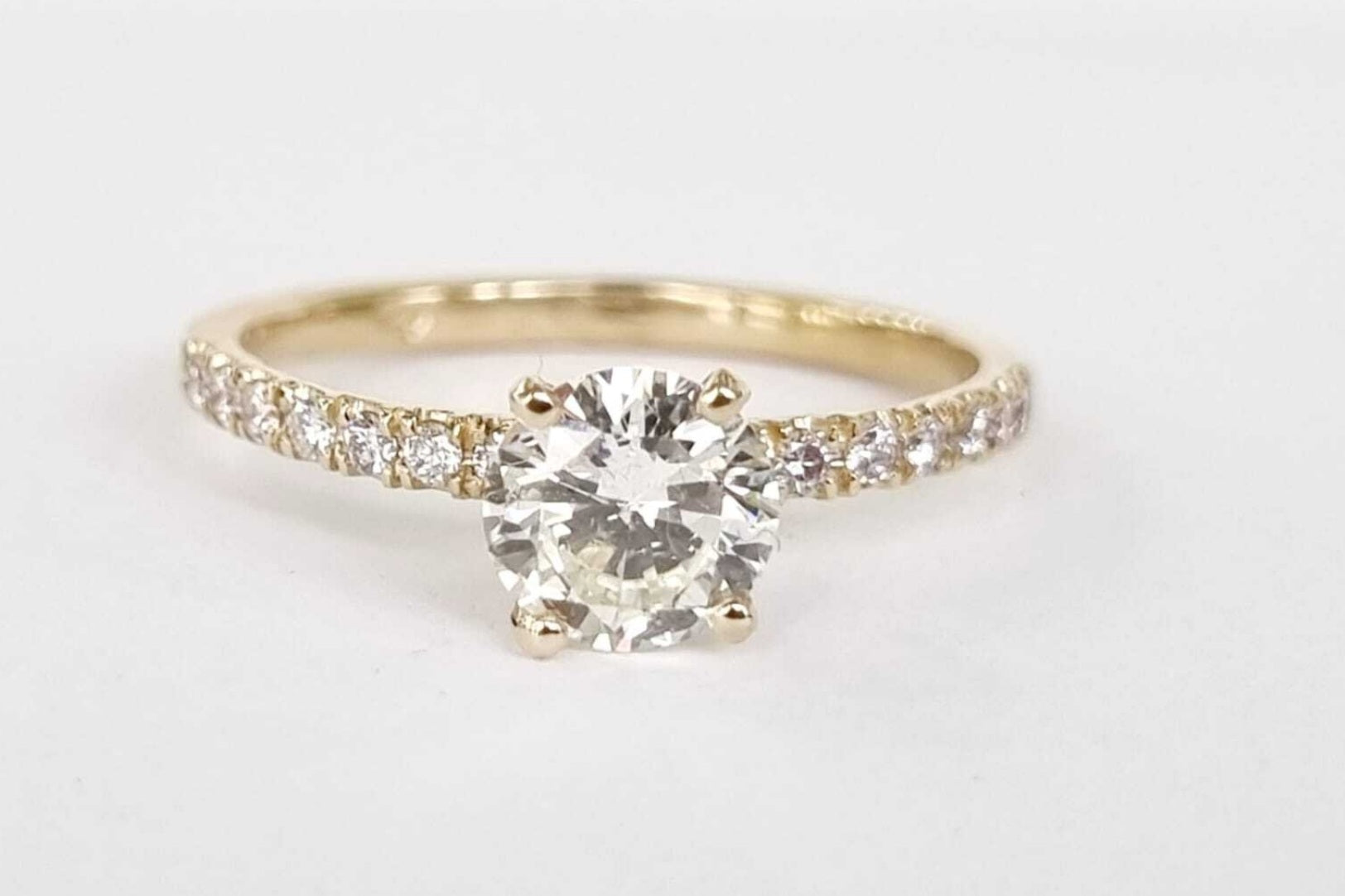 Anello fidanzamento in oro bianco 18k e diamanti naturali certificato igi 0.54ct