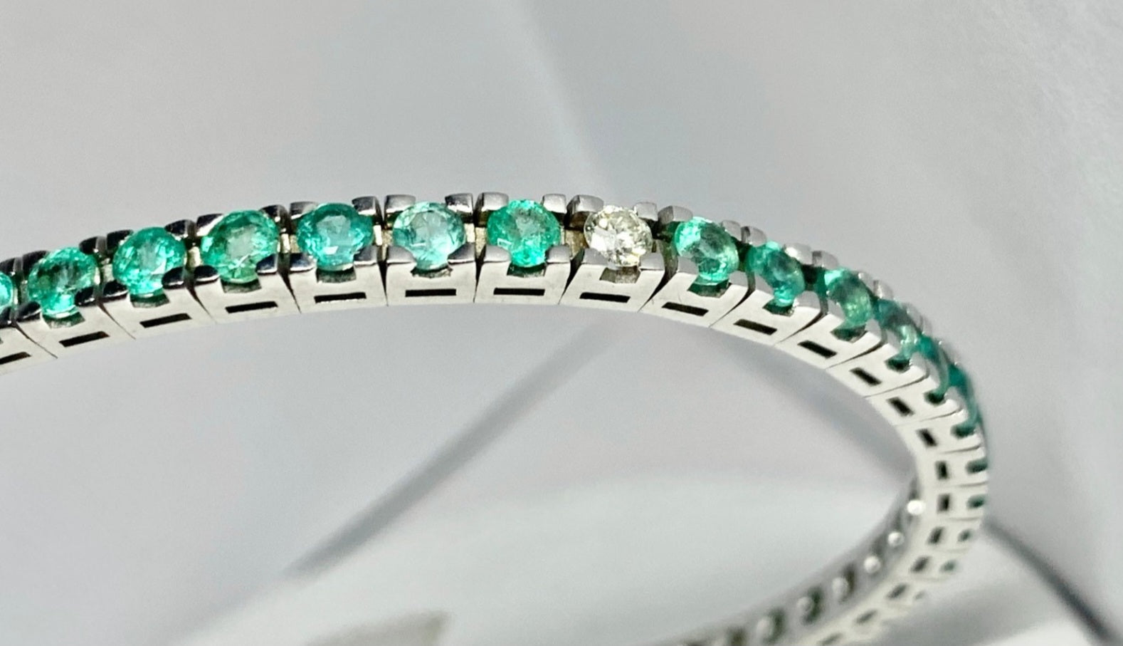 Bracciale tennis - 18 carati Oro bianco - 6.38ct. tw. Smeraldo - Diamante