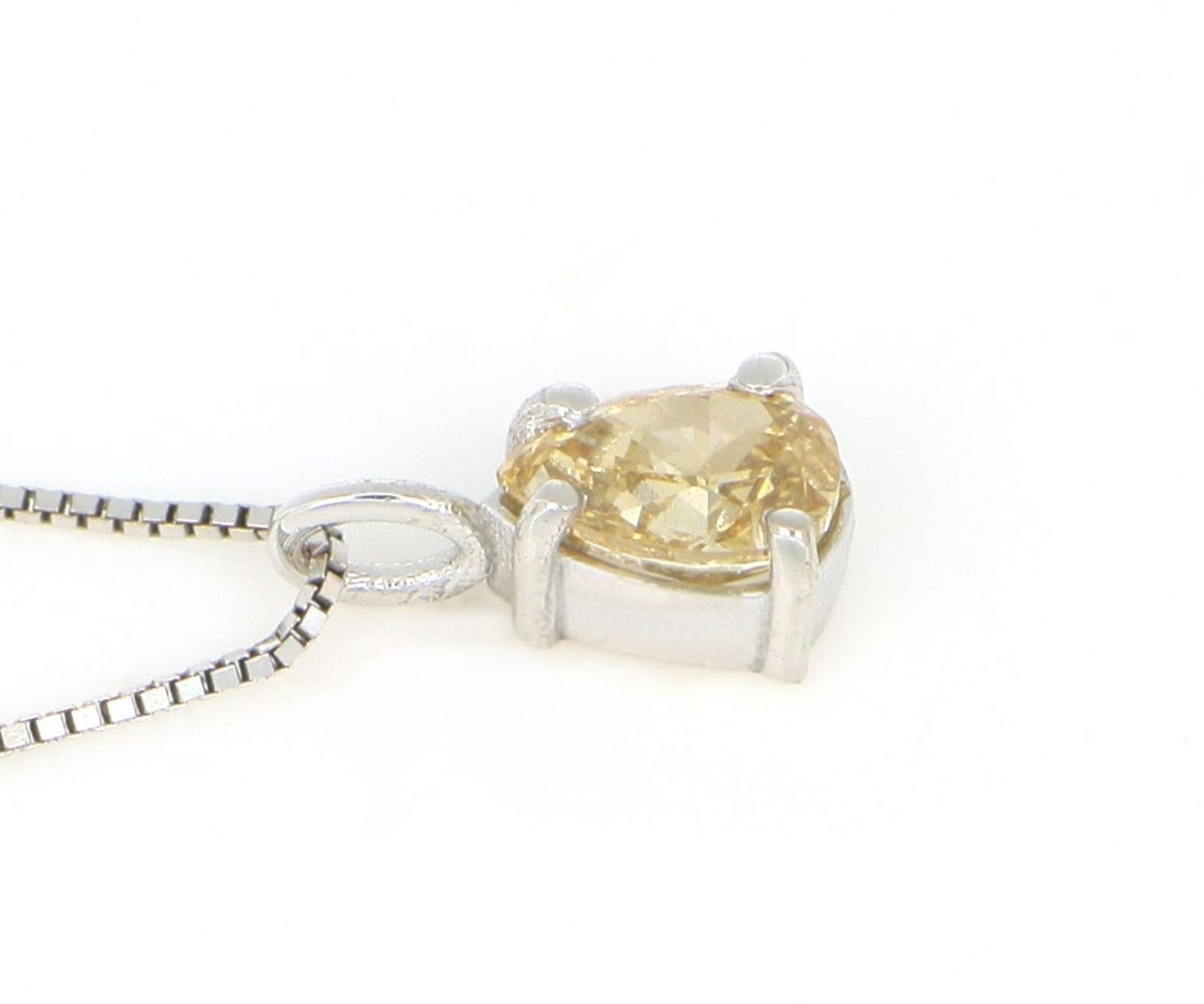 Ciondolo punto luce con diamante naturale taglio pera certificato GIA 0.67 ct