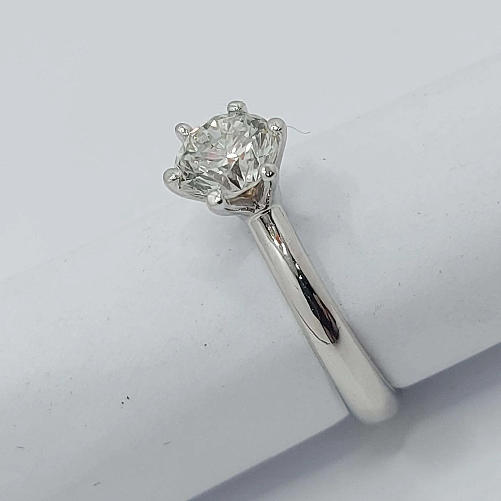 Anello solitario diamante naturale  1.50 ct certificato IGI D VVS1