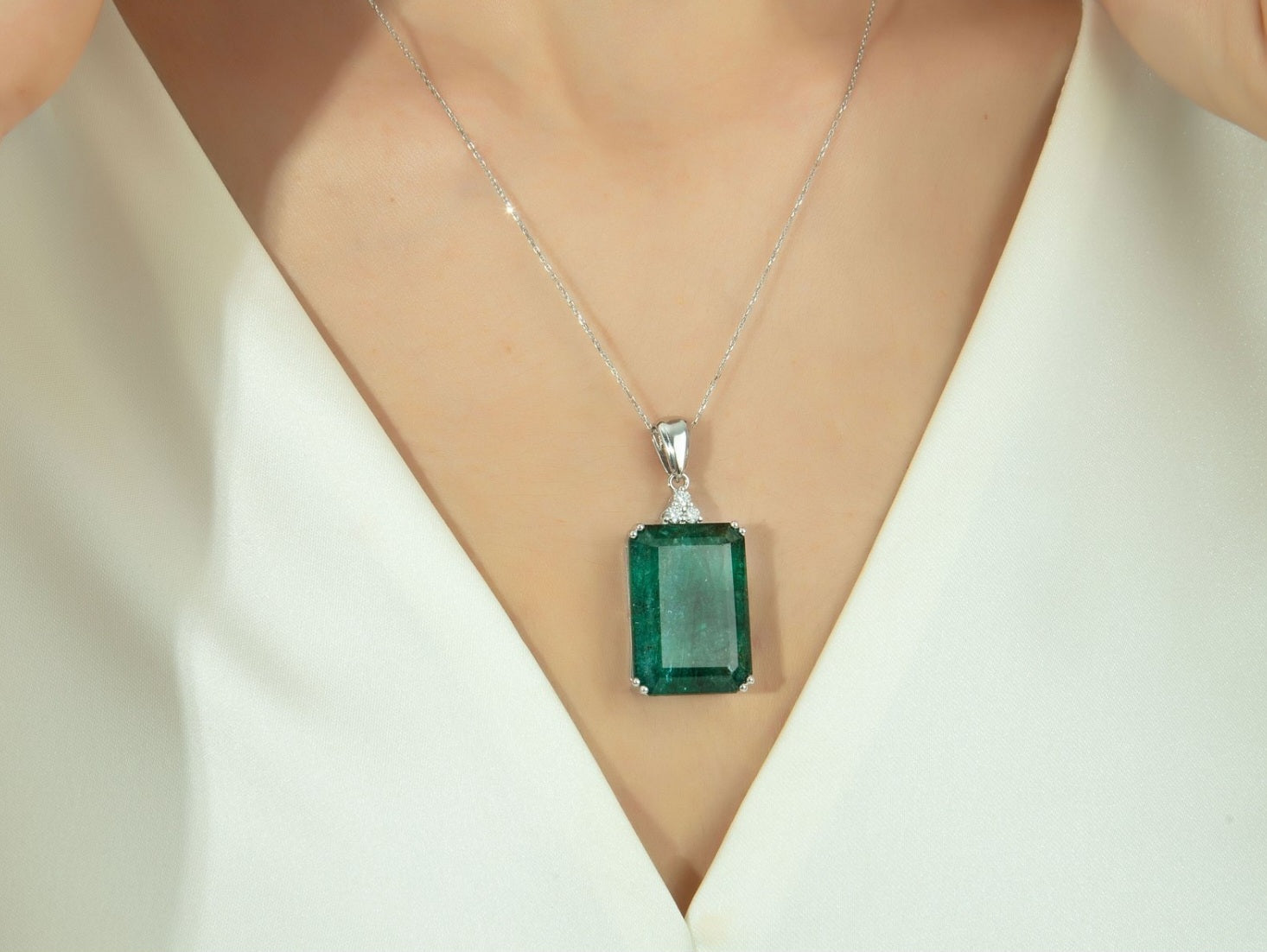 Collana in oro bianco 18k con smeraldo naturale colombiano 5.20ct