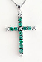 Ciondolo croce in oro bianco e smeraldo e diamanti naturali 2.96ct