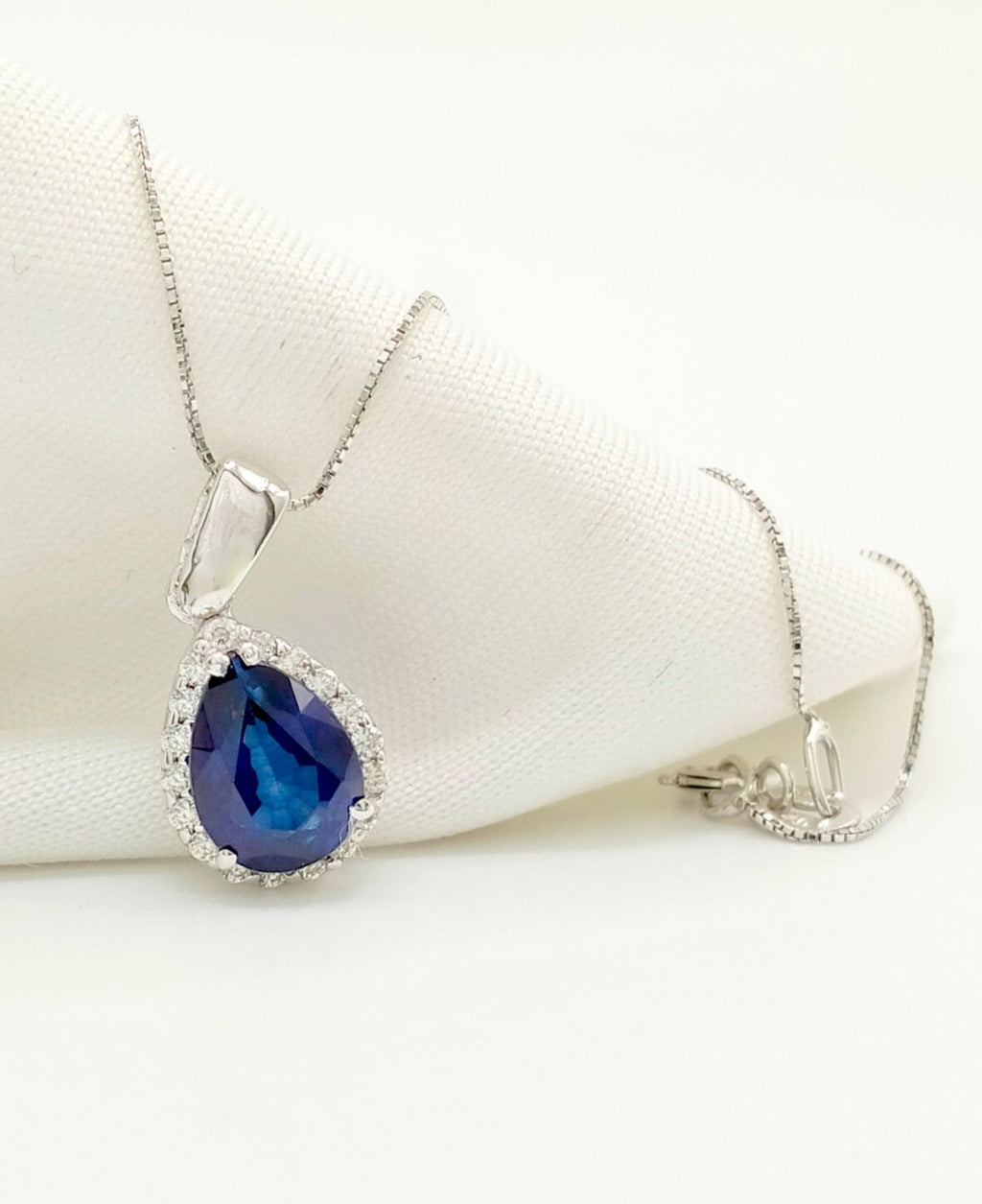 Collana in oro bianco 18k e diamanti naturali e zaffiro naturale 1.98 ct