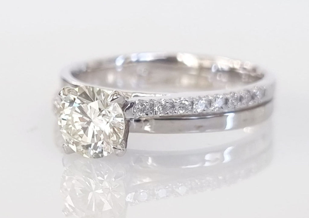 Anello solitario in oro bianco 18k e diamanti naturali 0.83ct