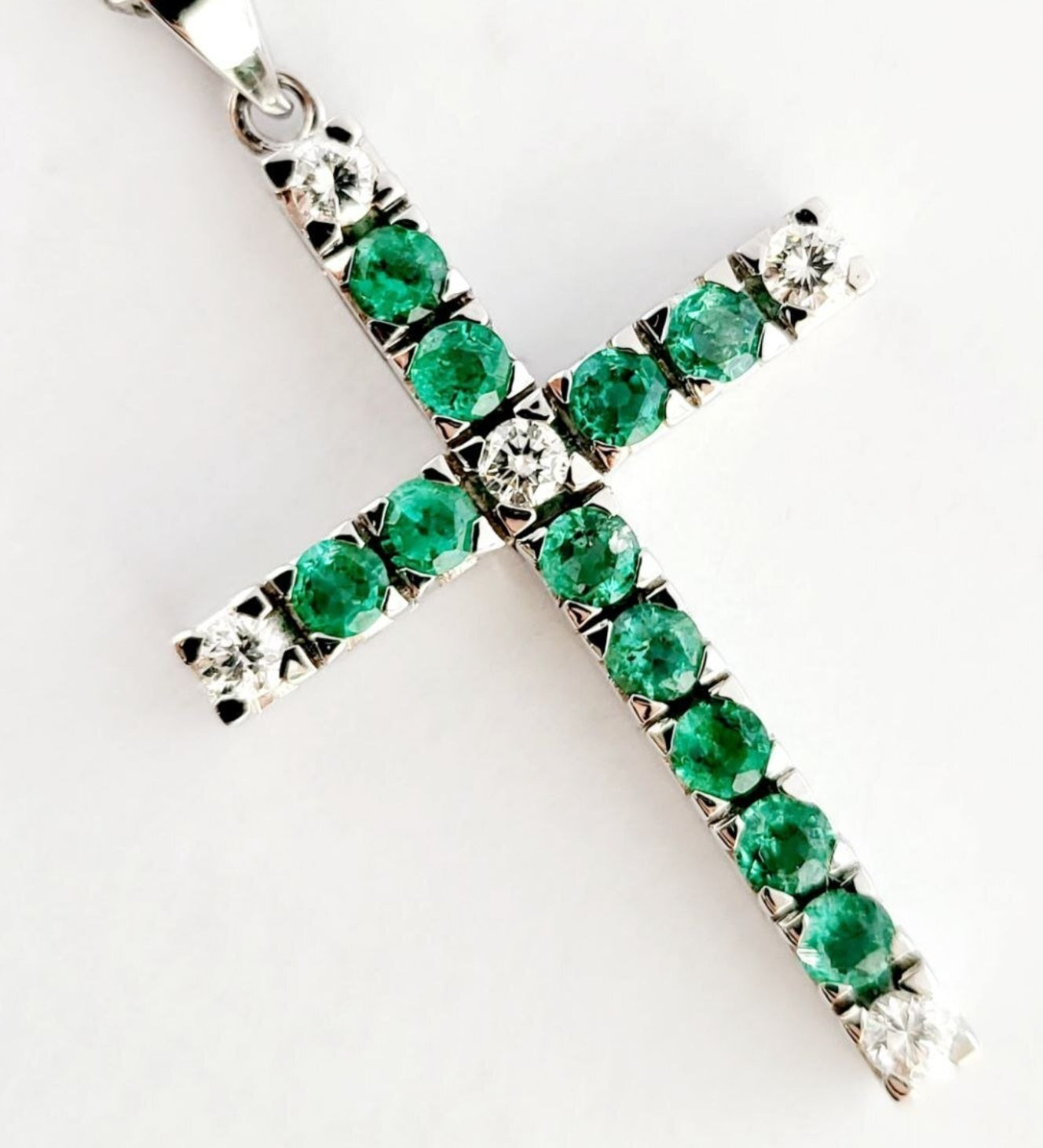 Ciondolo croce in oro bianco e smeraldo e diamanti naturali 2.96ct