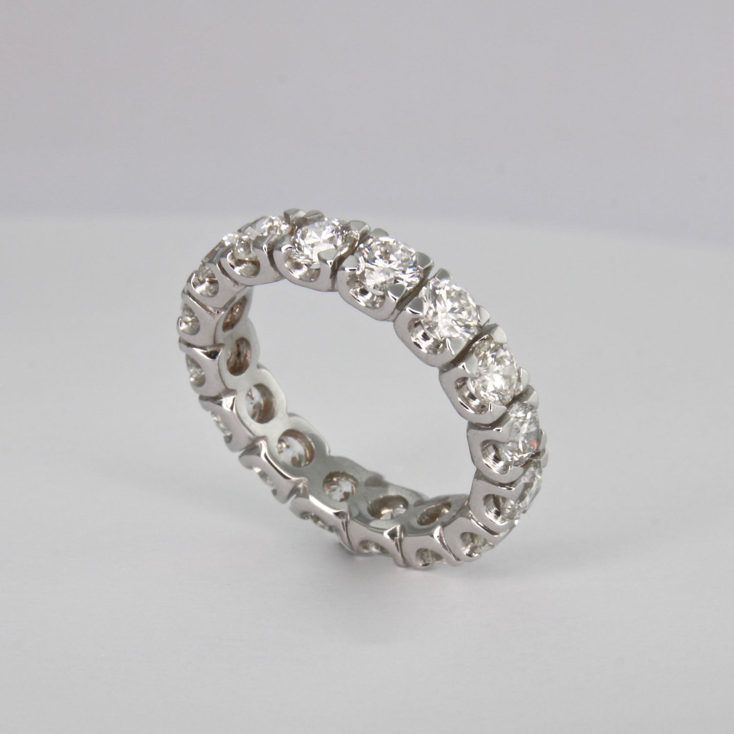 Anello Eternity con 3.00 ct  diamanti Naturali