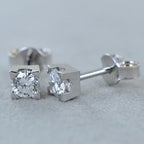orecchini punto luce quadrato in oro bianco 18k e 2 diamanti naturali 0,90 ct