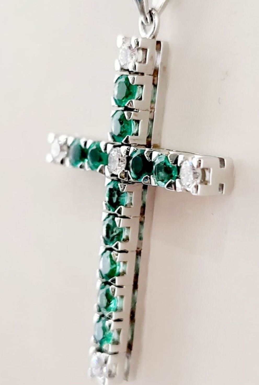 Ciondolo croce in oro bianco e smeraldo e diamanti naturali 2.96ct