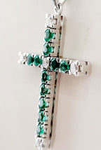 Ciondolo croce in oro bianco e smeraldo e diamanti naturali 2.96ct