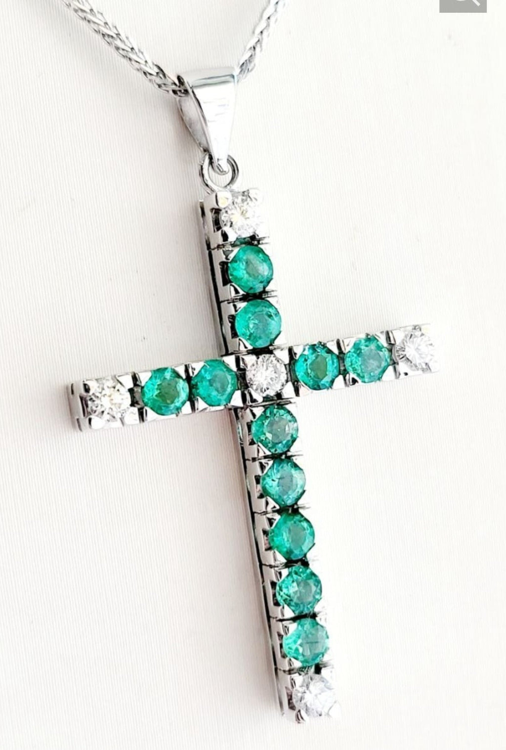 Ciondolo croce in oro bianco e smeraldo e diamanti naturali 2.96ct