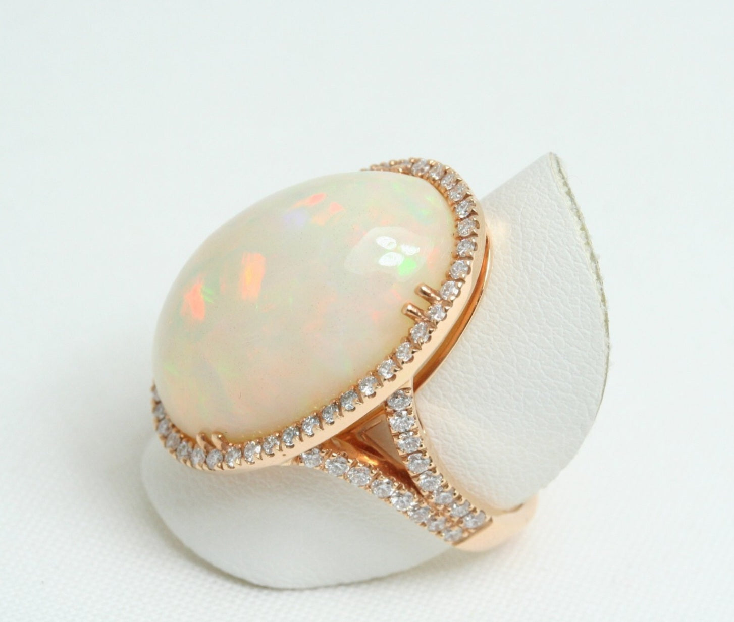 Anello in oro giallo e diamanti naturali 0.81ct  e opale 16.30ct