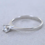 anello solitario  certificato HRD in oro bianco 18k e diamante naturali centrale 0,34ct
