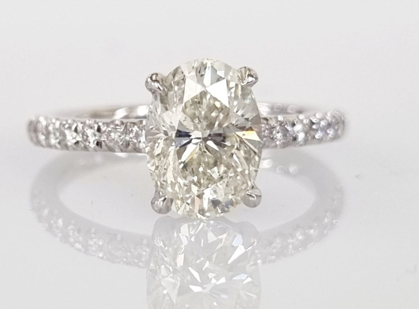Anello solitario in oro bianco e diamanti naturali ovale 1.99 ct