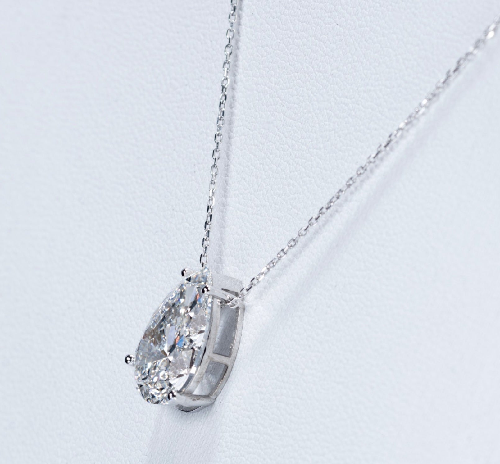 Collana  in oro 18k e diamante naturale pera certificato IGI 1.00ct D IF