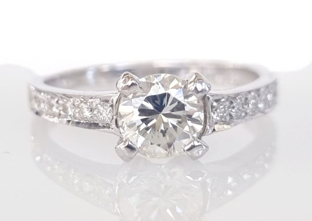 Anello fidanzamento in oro bianco 18k e diamanti naturali certificato igi 0.90ct