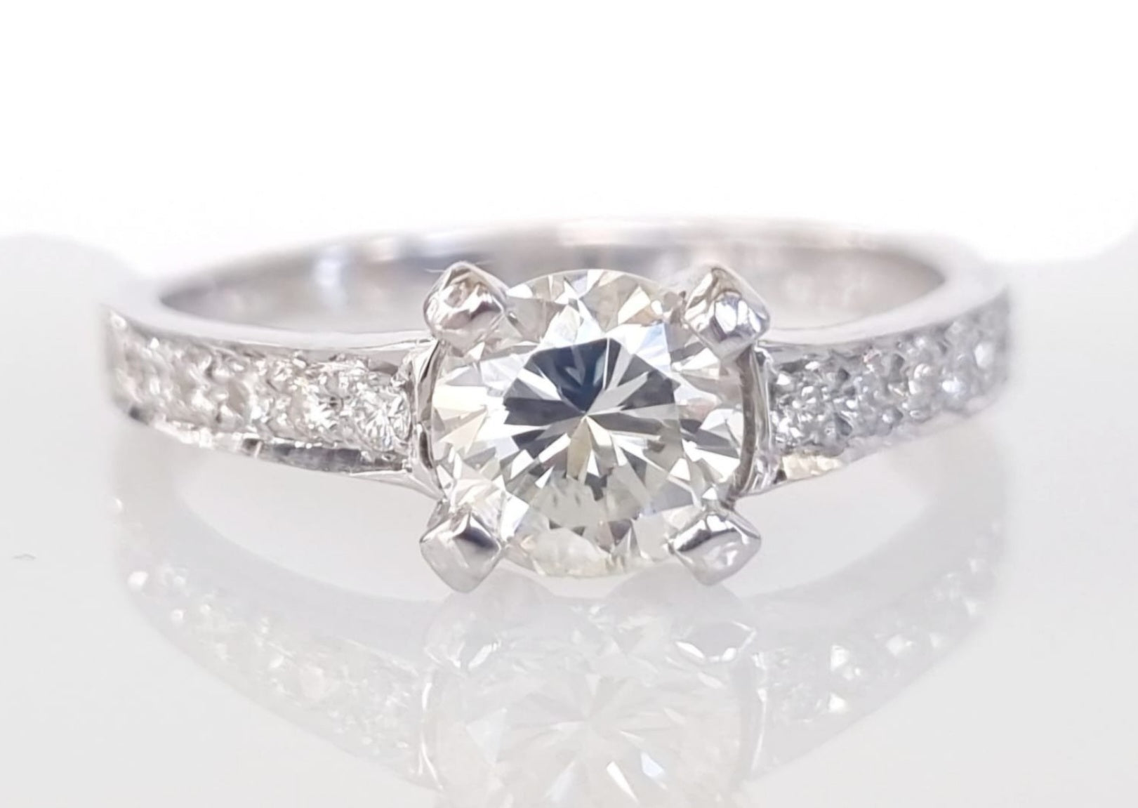 Anello fidanzamento in oro bianco 18k e diamanti naturali certificato igi 0.90ct