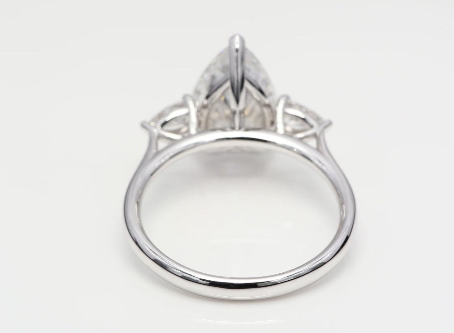 Anello trilogy in oro bianco e diamanti naturali taglio pera 3.10ct