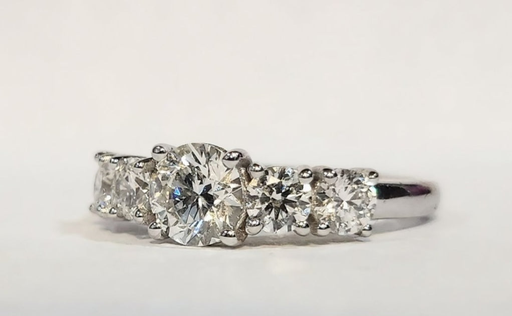 Anello fidanzamento in oro bianco 18k e diamanti naturali certificato igi 1.45ct