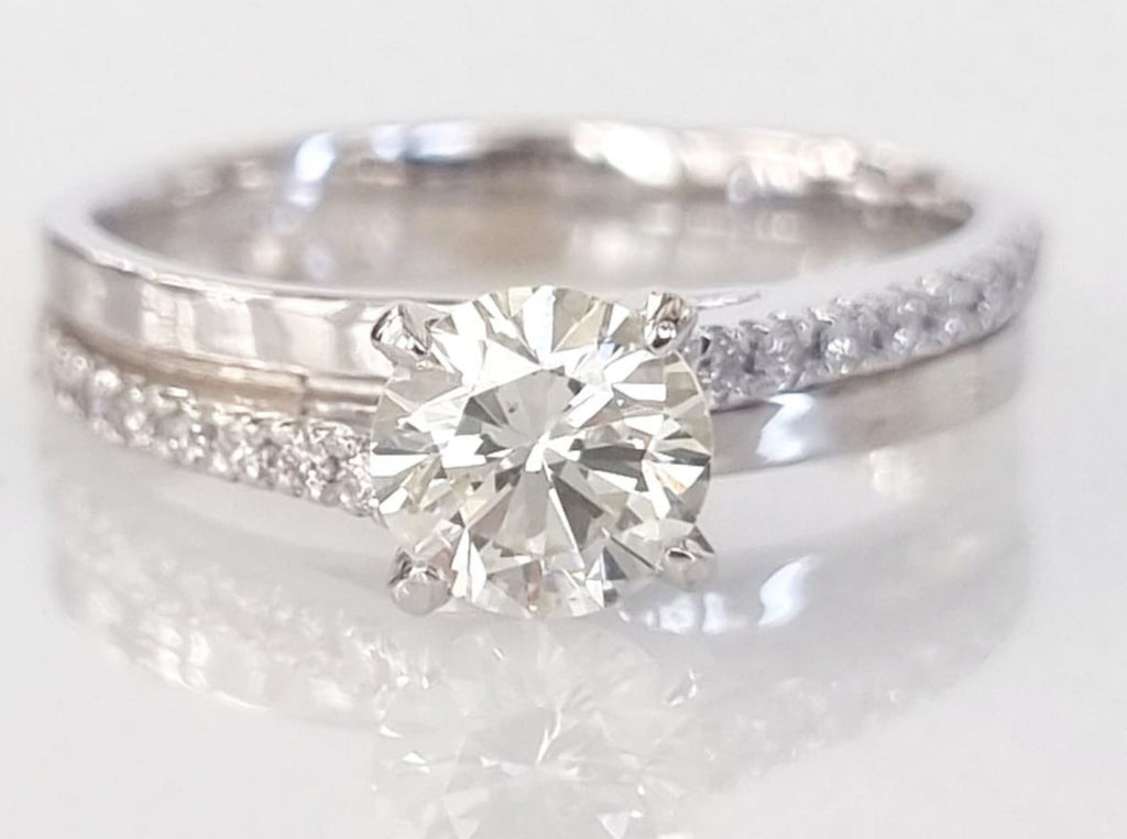 Anello solitario in oro bianco 18k e diamanti naturali 0.83ct