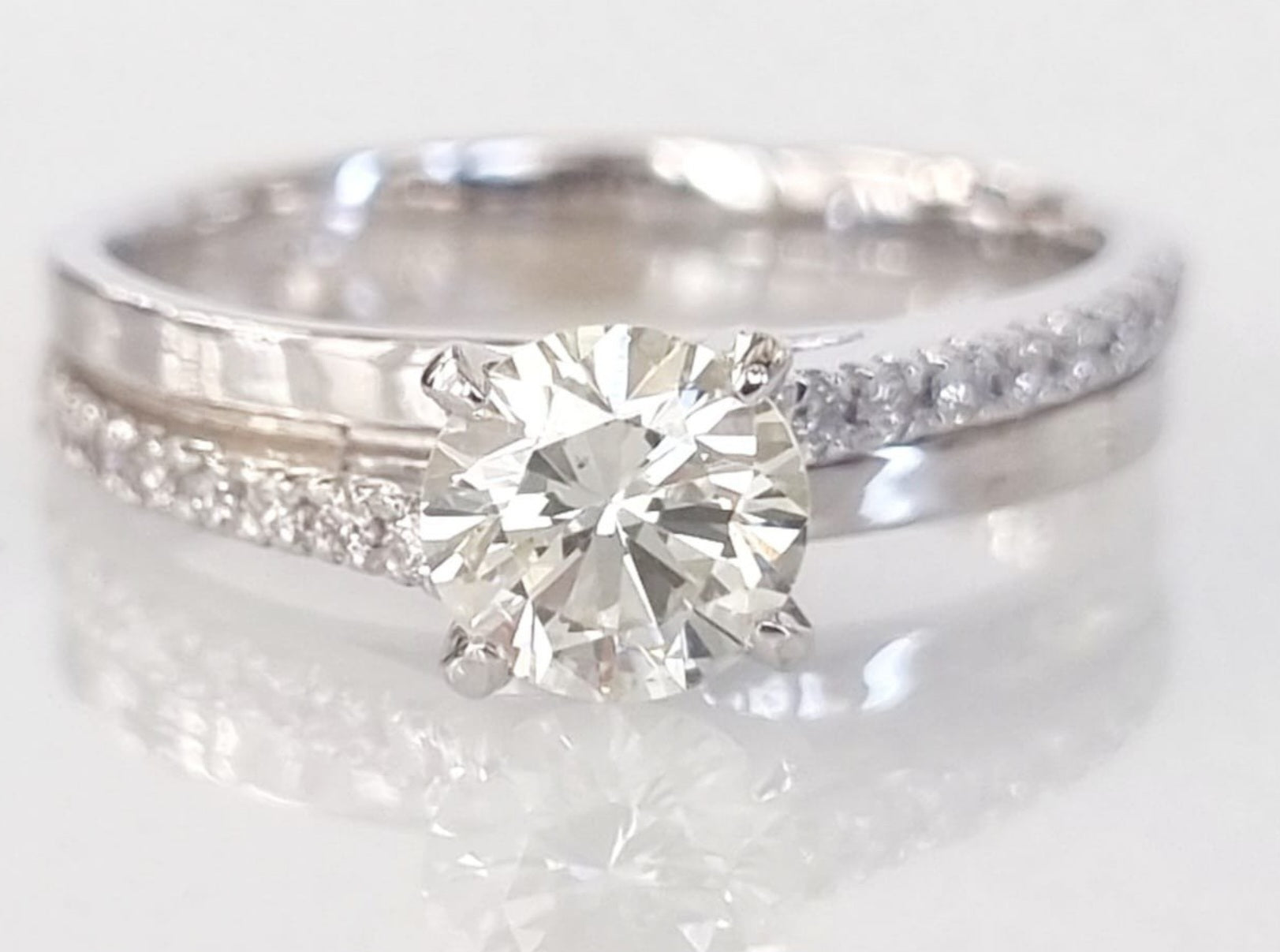 Anello solitario in oro bianco 18k e diamanti naturali 0.83ct