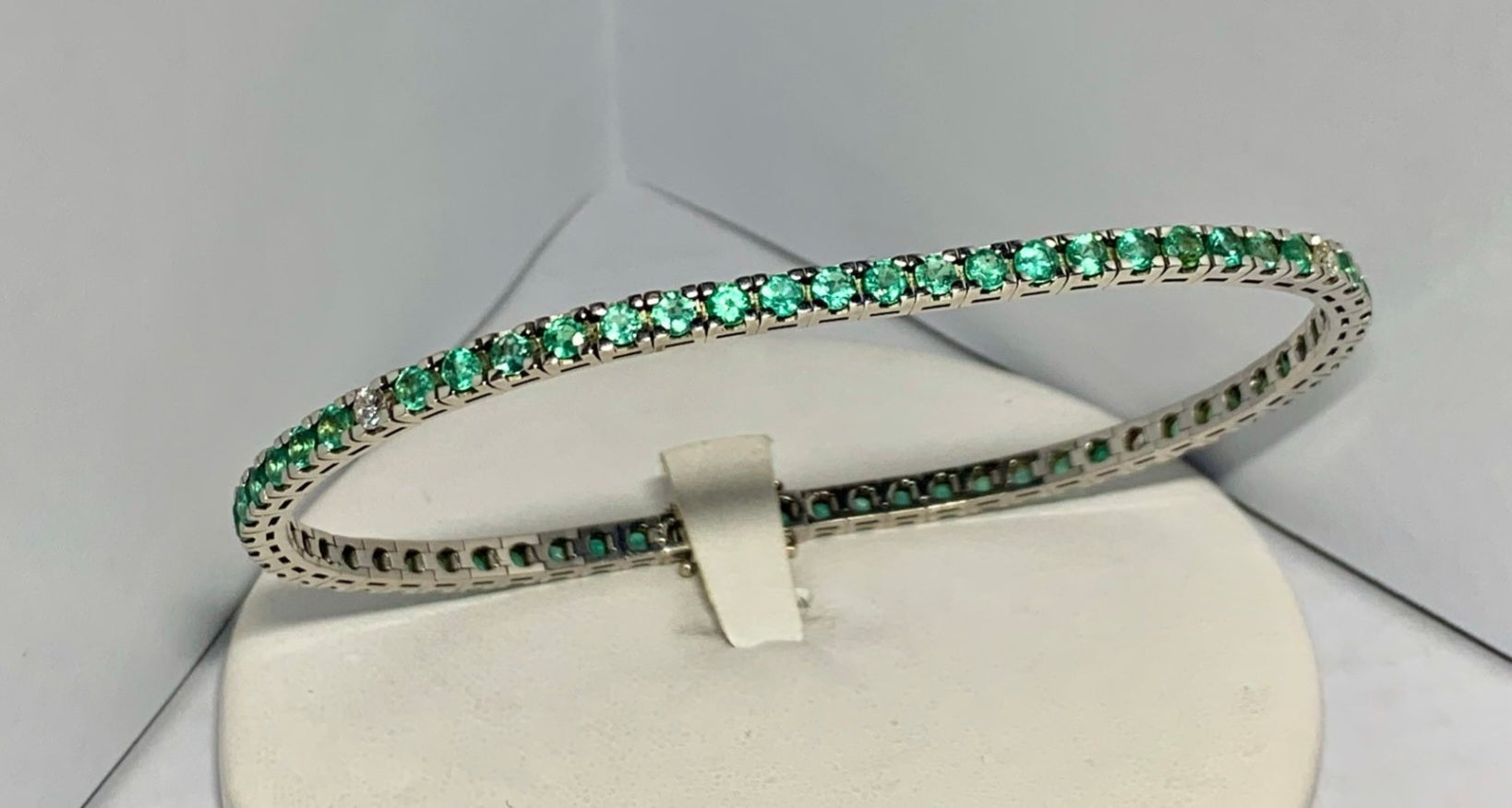 Bracciale tennis - 18 carati Oro bianco - 6.38ct. tw. Smeraldo - Diamante