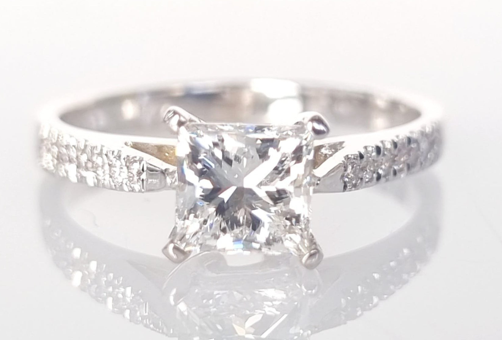 Anello fidanzamento in oro bianco 18k e diamanti naturali certificato igi 1.25ct