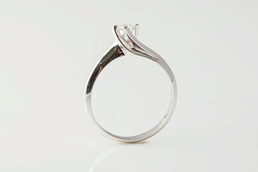 Anello solitario  in oro bianco 18k e diamante naturalecentrale 0,26 ct